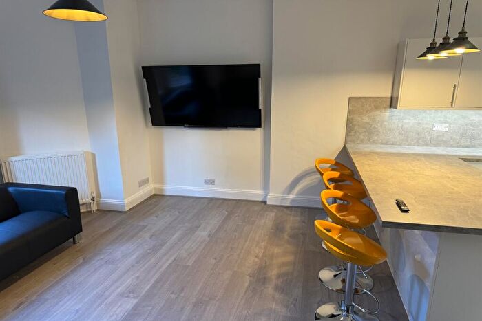 5 Bedroom Flat To Rent In Bedroom First Floor Flat In Meyrick Park, BH3
