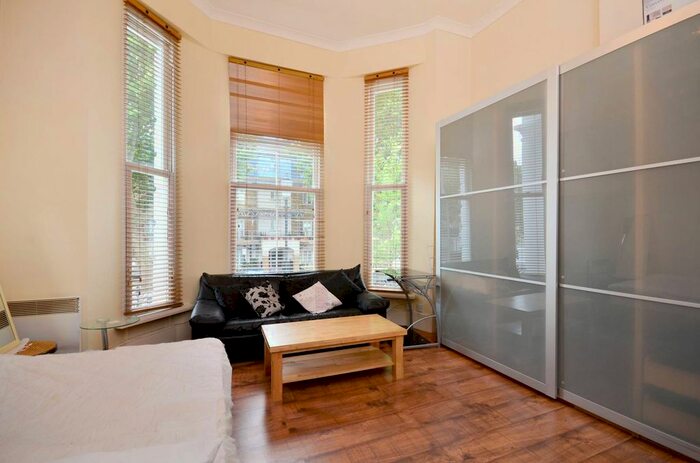 Studio To Rent In Russell Road, Holland Park, London, W14