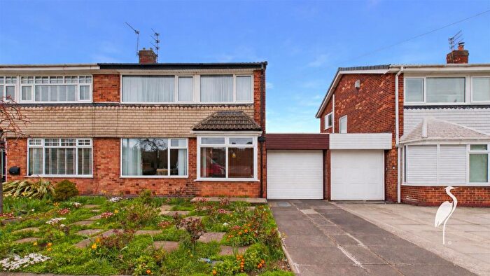 3 Bedroom Semi Detached House For Sale In Sevenoaks Drive, Hastings Hill, Sunderland, SR4