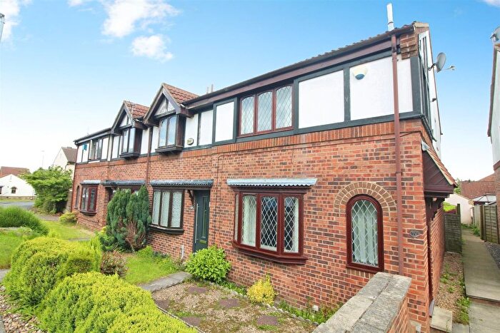 3 Bedroom Town House For Sale In Meadowgate Vale, Lofthouse, Wakefield, WF3