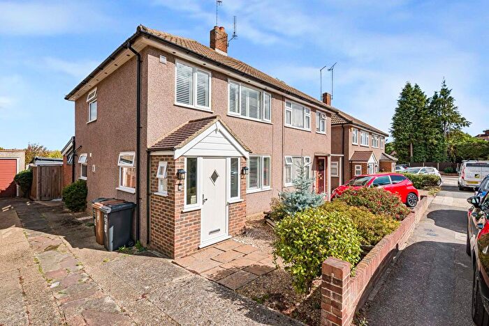 3 Bedroom Semi Detached House For Sale In Bankside Close, Bexley, DA5