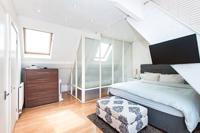 2 Bedroom Flat To Rent In Coval Passage, London, SW14