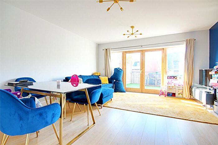 4 Bedroom End Of Terrace House To Rent In Ebony Crescent, Barnet, EN4