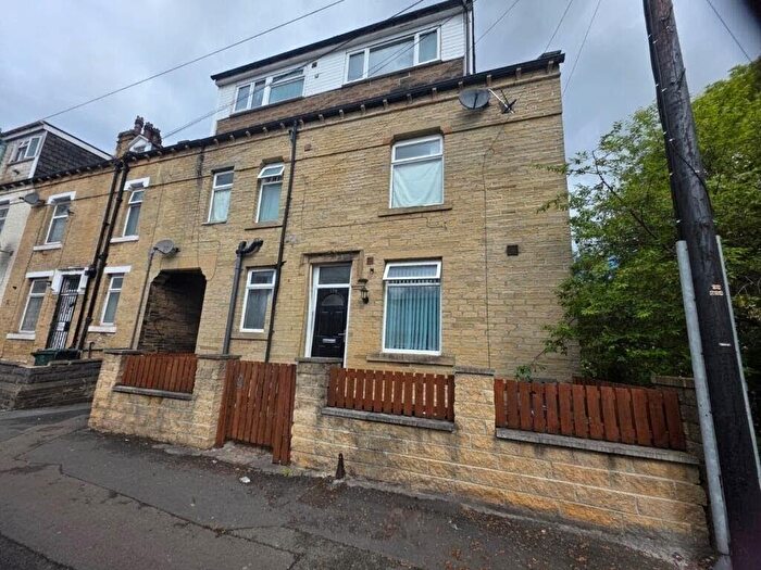 4 Bedroom Flat For Sale In Block Of Self Contained Apartments For Sale Dirkhill Road, Bradford, BD7