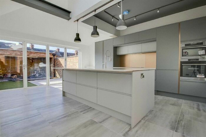 5 Bedroom End Of Terrace House For Sale In Cambridge Street, Wolverton, MK12