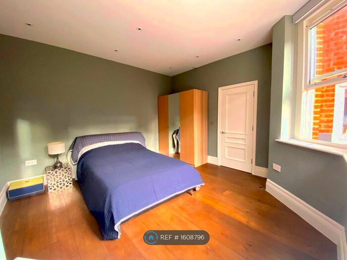 3 Bedroom Flat To Rent In St. Quintin Avenue, London, W10