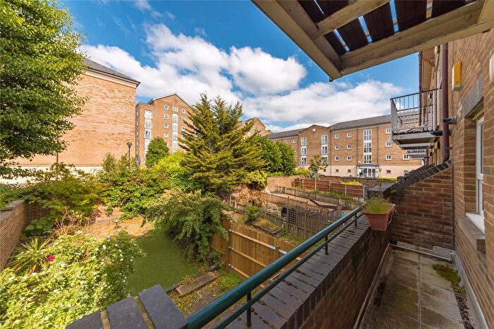 2 Bedroom End Of Terrace House To Rent In Schooner Close, Cubitt Town, E14