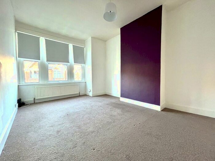 3 Bedroom Flat To Rent In Graeme Road, Enfield, EN1