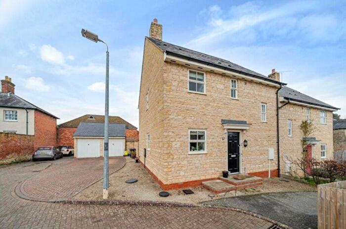 3 Bedroom Semi-Detached House For Sale In Stonemasons Close, Olney, MK46