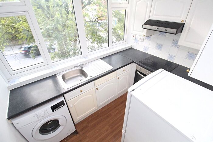 2 Bedroom Flat To Rent In Brookhill Court, East Barnet, Hertfordshire, EN4