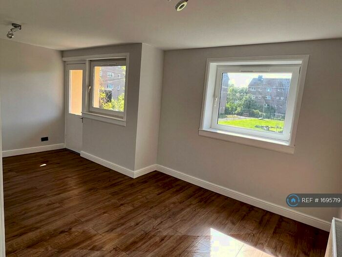 2 Bedroom Flat To Rent In Alan Breck Gardens, Edinburgh, EH4