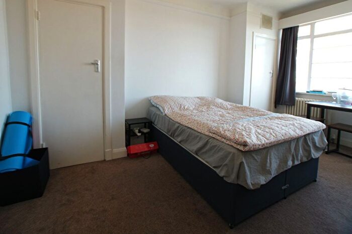 Studio To Rent In Balham High Road, London, SW17