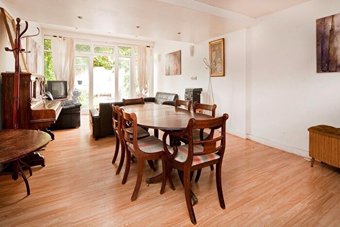 5 Bedroom Town House For Sale In Penderyn Way Tufnell Park, N7