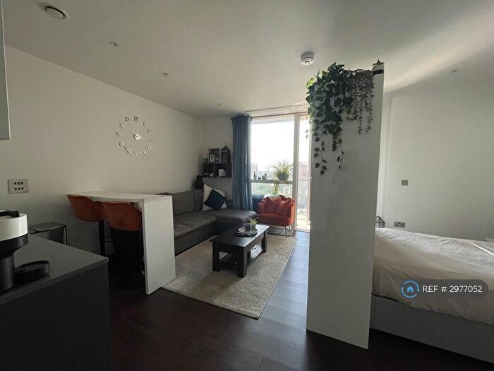 Studio To Rent In Maine Tower, London, E14