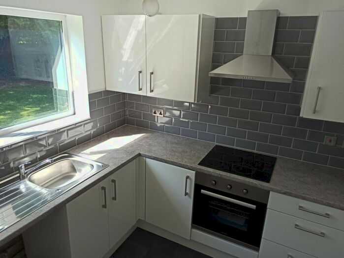 2 Bedroom Flat To Rent In Arncliffe Road, West Park, Leeds, LS16