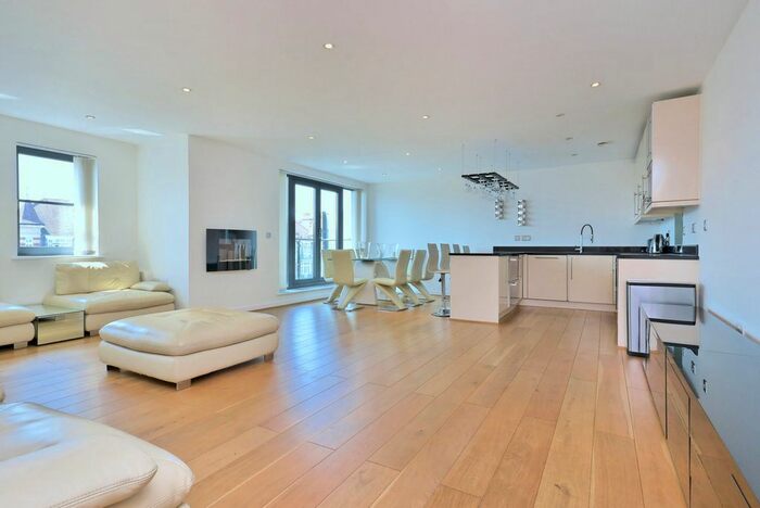 3 Bedroom Flat To Rent In Maida Vale, London, W9