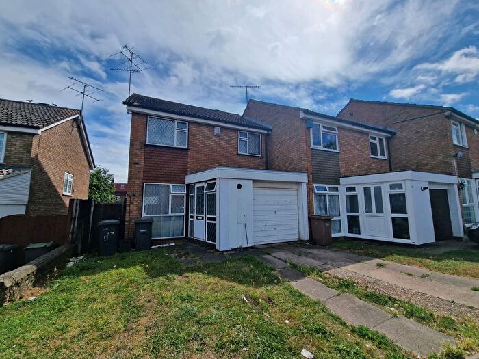 3 Bedroom Semi-Detached House To Rent In Erin Close, Luton, Bedfordshire, LU4