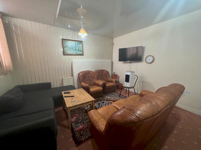 3 Bedroom Flat To Rent In Kingsbridge Crescent, Southall, Greater London, UB1