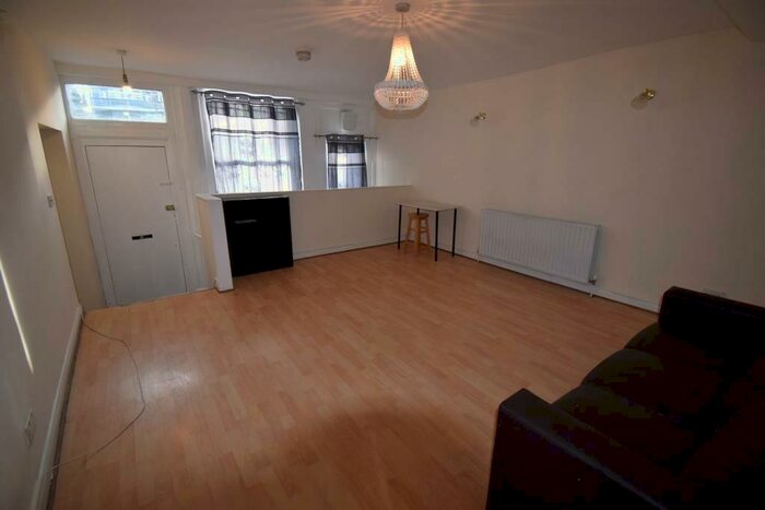 3 Bedroom Flat To Rent In Bow Road, London, E3