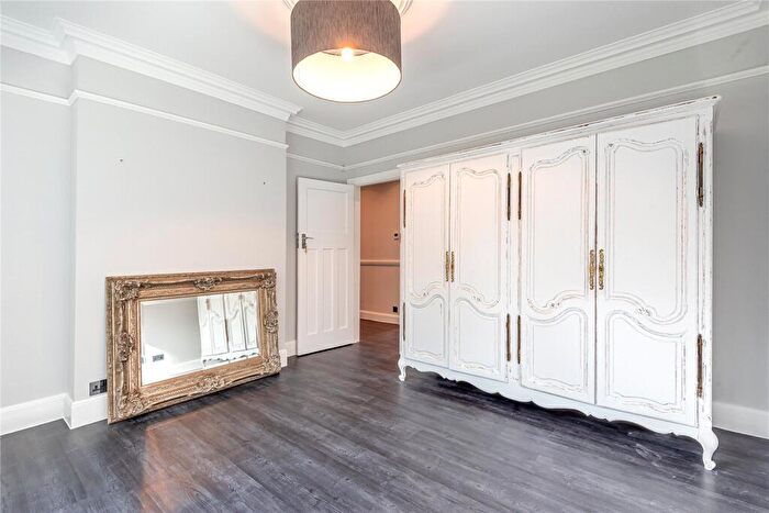 2 Bedroom Flat For Sale In Goldings Hill, Loughton, Essex, IG10