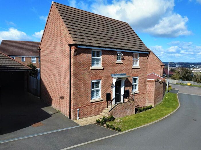 3 Bedroom Detached House For Sale In Great Crescent, Newbury, RG14