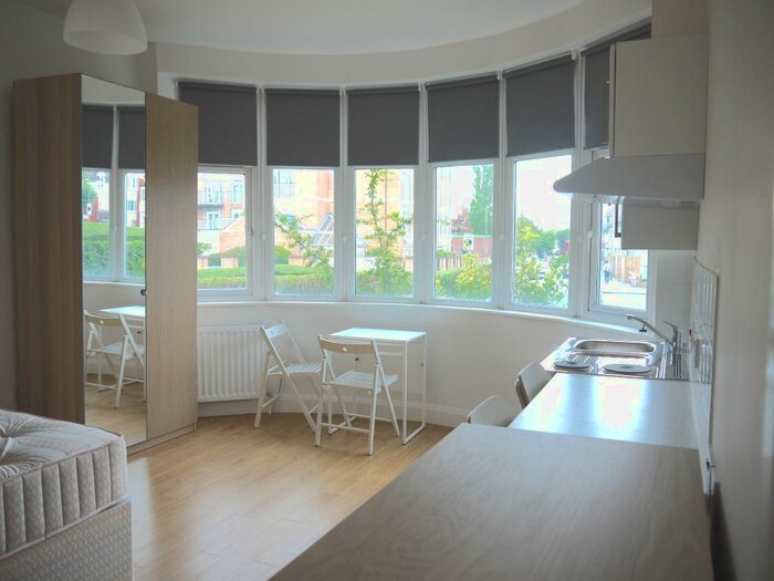 Studio To Rent In Golders Green Rd, London, NW11