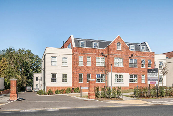 2 Bedroom Flat To Rent In Jubilee Gardens, Weybridge, Surrey, KT13