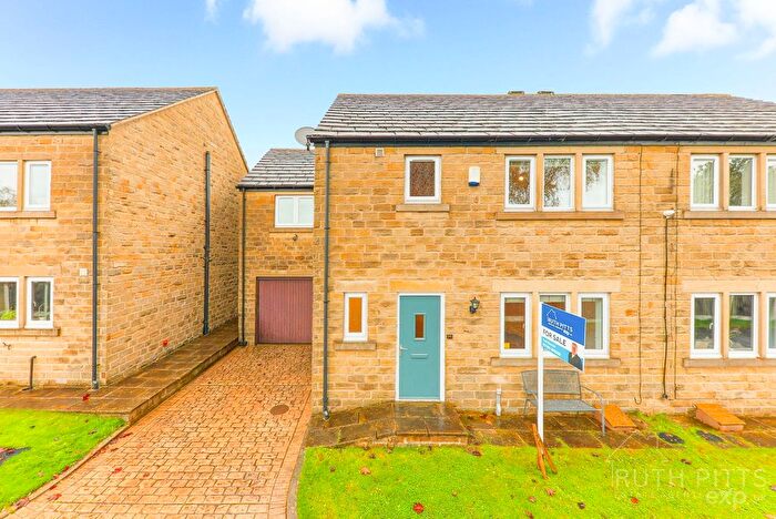 4 Bedroom Semi Detached House For Sale In Bedford Farm Court, Crofton, Wakefield, WF4