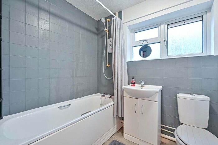 2 Bedroom Flat To Rent In Stream Close, Byfleet, West Byfleet, KT14
