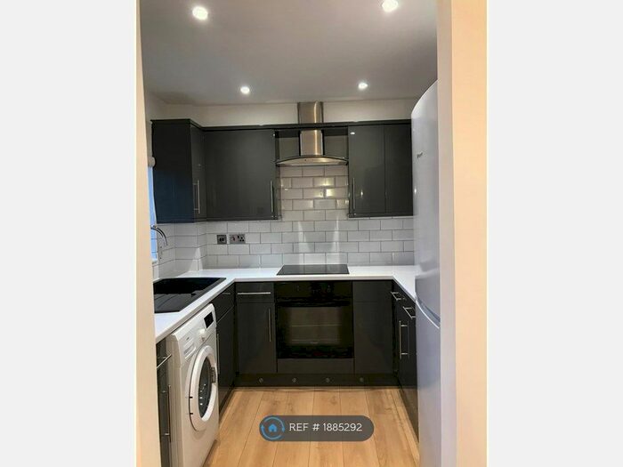 1 Bedroom Flat To Rent In Cotswold Way, Worcester Park, KT4