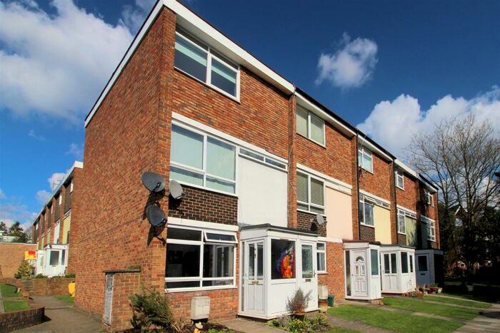 2 Bedroom Maisonette To Rent In Woking, GU22