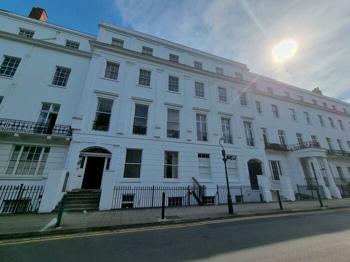 3 Bedroom Flat To Rent In Flat, Clarendon Square, Leamington Spa, CV32