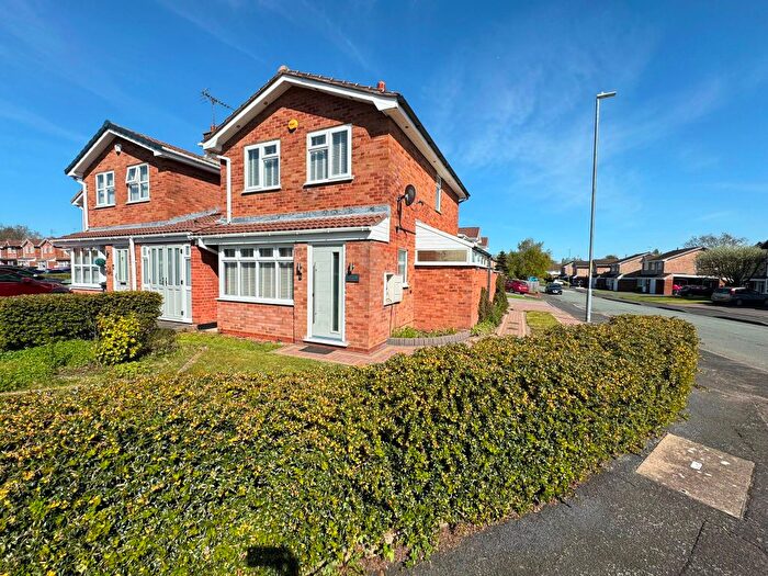3 Bedroom Link Detached House For Sale In Highgrove Close, Willenhall, WV12