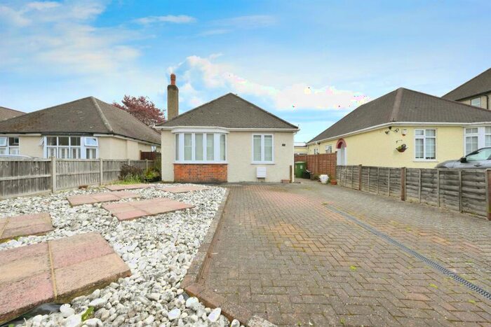 2 Bedroom Detached Bungalow For Sale In Salisbury Road, Hoddesdon, EN11