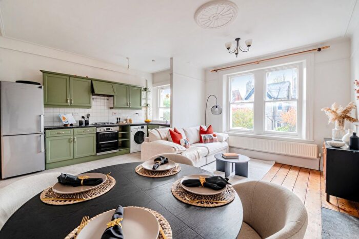 2 Bedroom Flat For Sale In Hopton Road, Streatham, London, SW16