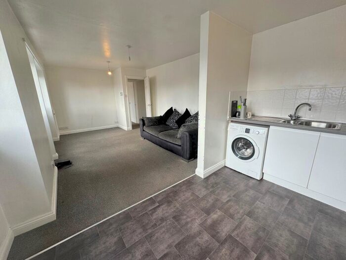 2 Bedroom Flat To Rent In Adeline Road, Bournemouth, BH5