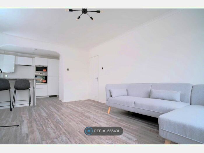 2 Bedroom Flat To Rent In Sterling Court, London, SW20