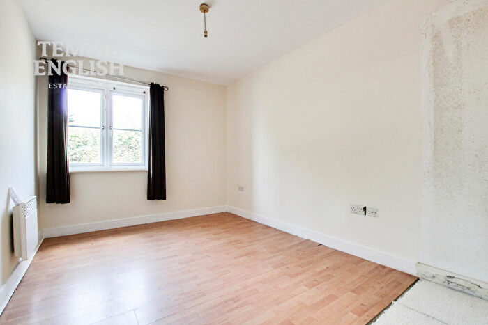 2 Bedroom Flat For Sale In Bridge Road, Wickford, Essex, SS11