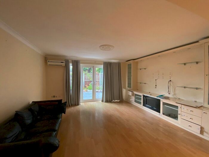 6 Bedroom Flat To Rent In Linden Way, London, N14