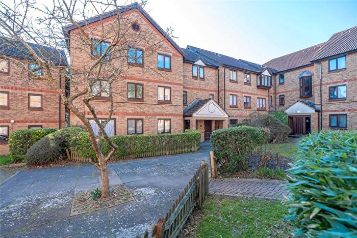 3 Bedroom Flat To Rent In Deanery Close, London, N2