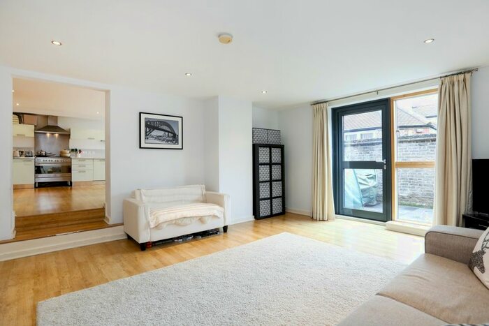 3 Bedroom Flat To Rent In Gwendolen Avenue, London, SW15