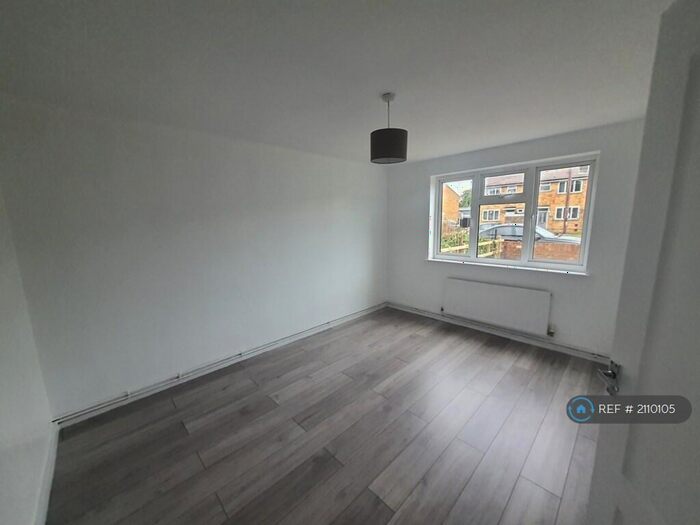 2 Bedroom Maisonette To Rent In Ferndale Road, Enfield, EN3