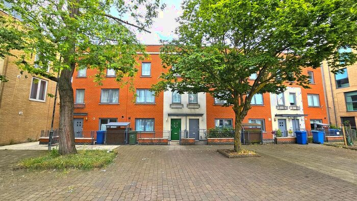 3 Bedroom Town House To Rent In Southampton Way, Peckham, SE5