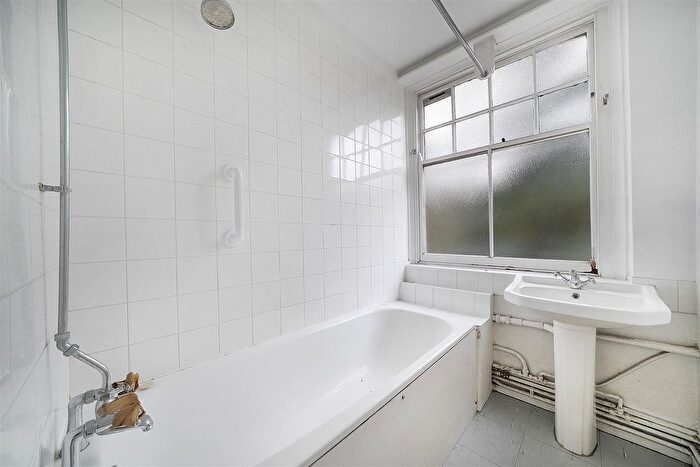 3 Bedroom Flat For Sale In Walton House, Montclare Street, London, E2