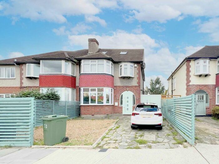 4 Bedroom Semi-Detached House To Rent In Gainsborough, New Malden, KT3