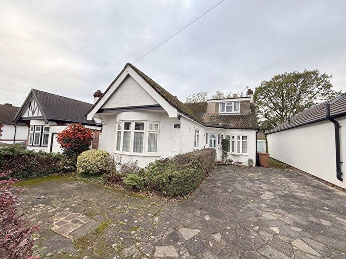 3 Bedroom Detached Bungalow For Sale In Oakmere Lane, Potters Bar, EN6