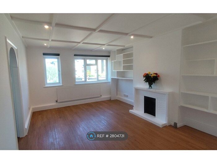 2 Bedroom Maisonette To Rent In Acacia Rd, Acton, W3