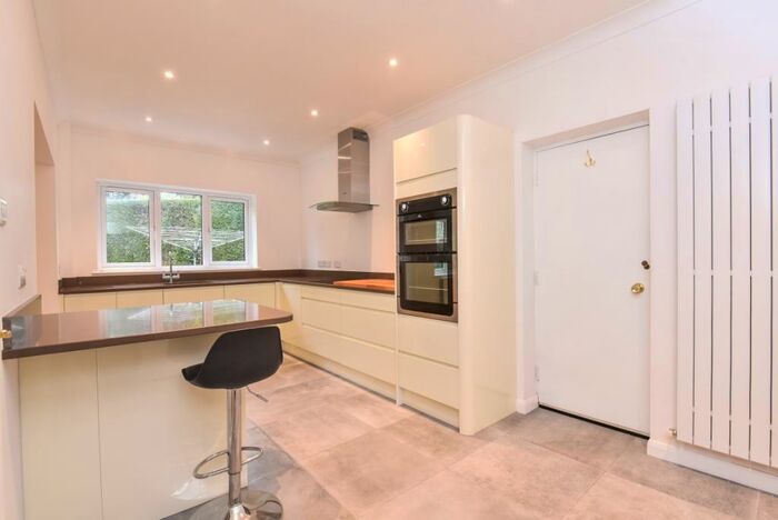 5 Bedroom Detached House To Rent In Meadow Way Rowledge, GU10