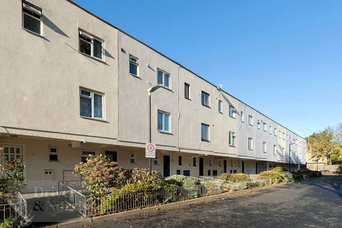 Apartment To Rent In Penderyn Way, Carleton Road, Islington, London, N7