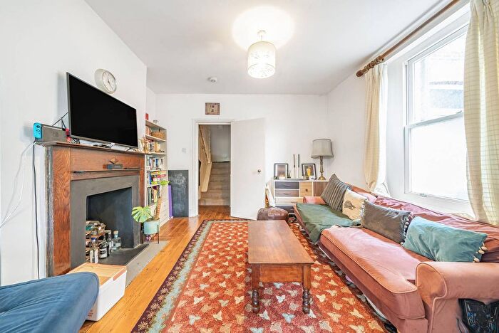 1 Bedroom Maisonette To Rent In Grafton Road, Poet's Corner, London, W3